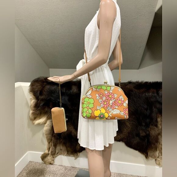 Vintage Style Handcrafted Genuine Leather Floral Printed Kisslock Handbag Set - Picture 4 of 16